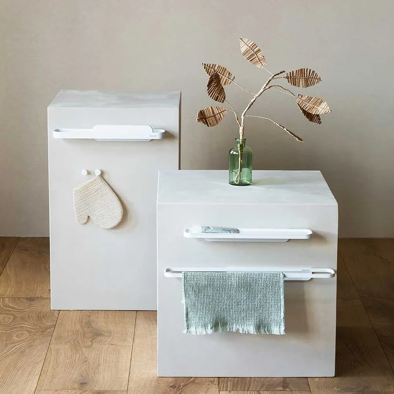 Raft de duș cu accesoriu de curățare Brabantia MindSet Mineral Fresh White