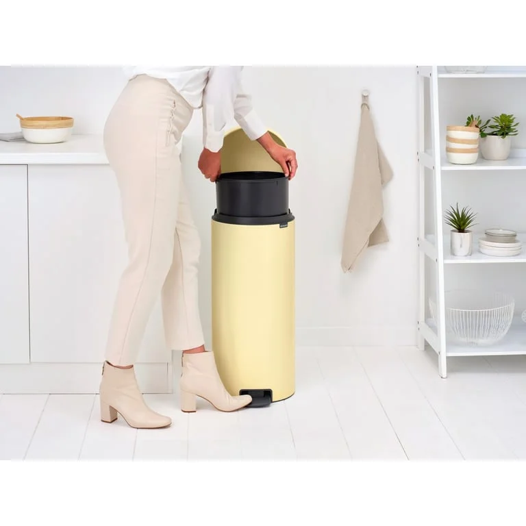 Coș de gunoi cu pedală Brabantia NewIcon 30L, Mellow Yellow
