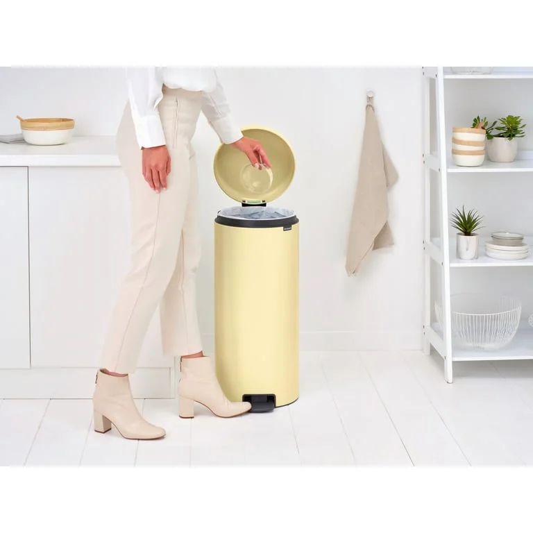 Coș de gunoi cu pedală Brabantia NewIcon 30L, Mellow Yellow
