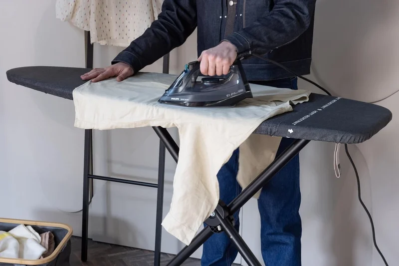 Masă de călcat Brabantia D 135x45cm cu zonă de călcat rezistentă la căldură, Denim Black