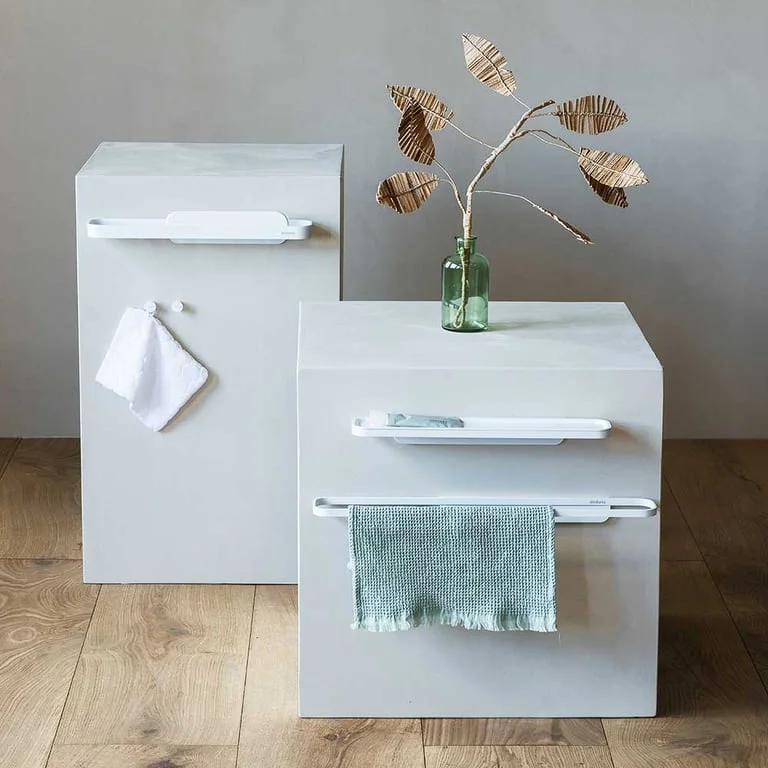 Raft de duș cu accesoriu de curățare Brabantia MindSet Mineral Fresh White
