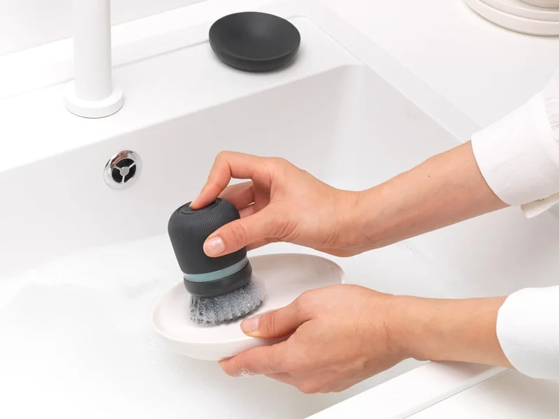 Perie cu dozator pentru săpun lichid Brabantia Dark Grey