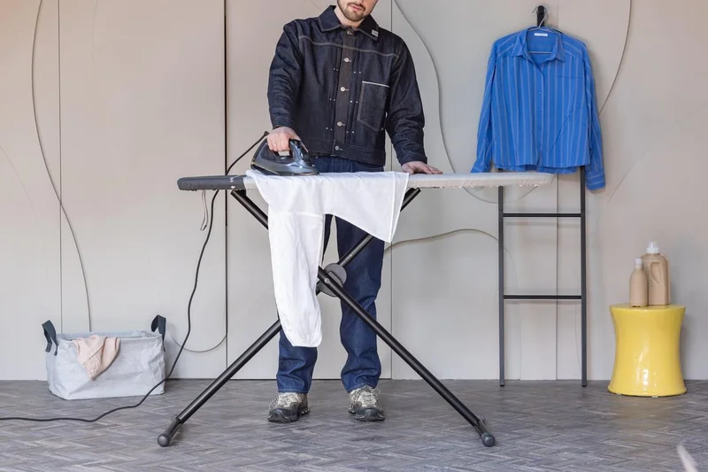 Masă de călcat Brabantia D 135x45cm cu zonă de călcat rezistentă la căldură, Denim Grey